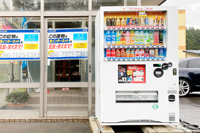 もやハイツの正面入口には自動販売機もあります。